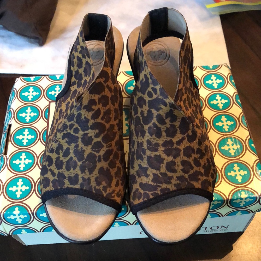 Moved Charleston Pomain244 savannah leopard pull-on stretch wedge sandal + box